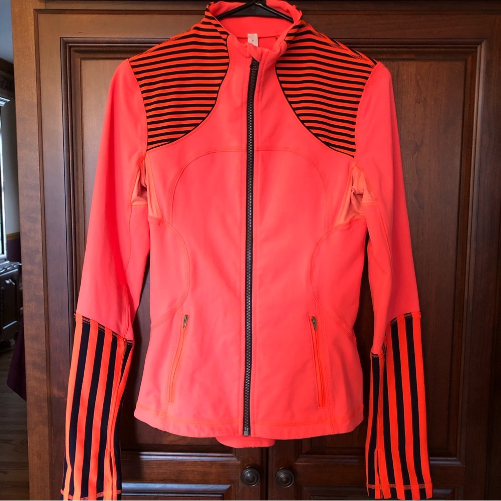 Lululemon Forme Jacket Light Flare / Classic Stripe Light Flare Size 6 EUC